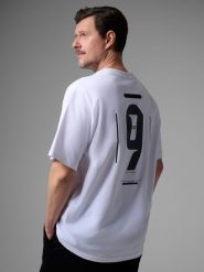 4F T-shirt loose z nadrukiem męski 4F x Robert Lewandowski - biały L. Białe koszulki sportowe męskie 4f, l, bez wzorów, z bawełny, bez kołnierzyka, bez ramiączek. Za 99.99 zł.