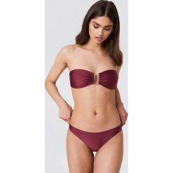 NA-KD Swimwear Błyszczący dół bikini z niskim stanem - Red. Bikini damskie marki NA-KD Swimwear. W wyprzedaży za 22.40 zł.