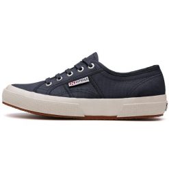 Buty treningowe dla kobiet Superga 2750 Classic Marine. Niebieskie obuwie sportowe damskie Superga, bez wzorów, z bawełny, trekkingowe. Za 217.45 zł.