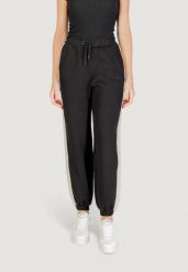 Spodnie Kobieta GUESS ACTIVE MARYELLA JOGGER. Czarne spodnie dresowe damskie Guess Active, s, z aplikacjami, z dresówki. Za 345.30 zł.