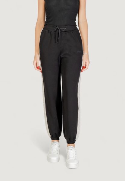 Spodnie Kobieta GUESS ACTIVE MARYELLA JOGGER. Czarne spodnie dresowe damskie Guess Active, s, z aplikacjami, z dresówki. Za 335.80 zł.