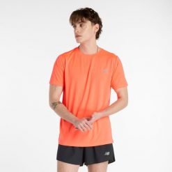 Koszulka męska New Balance MT41222URR – pomarańczowa. Brązowe koszulki sportowe męskie New Balance, m, bez wzorów, z materiału, bez kołnierzyka, bez ramiączek, na fitness i siłownię. Za 149.99 zł.