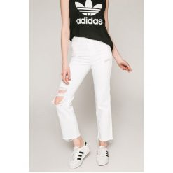 Wrangler - Jeansy Retro. Białe jeansy damskie Wrangler. W wyprzedaży za 199.90 zł.