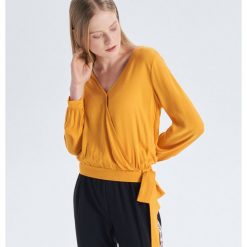 Bluzka z kopertowym dekoltem - Żółty. Bluzki damskie marki Cropp. Za 49.99 zł.
