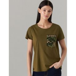 Koszulka z cekinową kieszonką - Khaki. T-shirty damskie marki Mohito. Za 59.99 zł.
