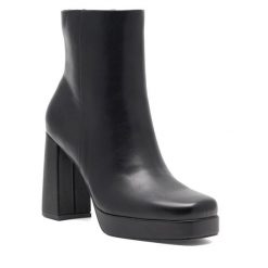 Botki DeeZee. Czarne botki damskie DeeZee, bez obcasa, na słupku, bez zapięcia. Za 143.99 zł.