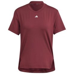 Koszulka damska adidas Versatile Tee burgundowa - materiał elastyczny, Aeroready. Czerwone koszulki sportowe damskie Adidas, xs, bez wzorów, z elastanu, bez kołnierzyka. Za 128.99 zł.