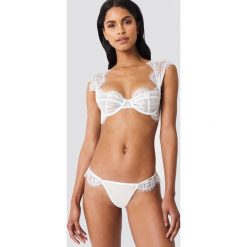 Bluebella Stringi Marina - White. Białe stringi damskie Bluebella, z koronki. W wyprzedaży za 40.38 zł.