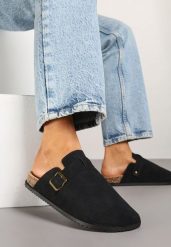 Czarne Klapki w Stylu Chodaków z Klamrami Uliadriela. Czarne klapki damskie Born2be, bez wzorów, z jeansu, klasyczne, bez obcasa, na płaskiej podeszwie. Za 74.99 zł.