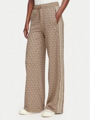Guess Spodnie dresowe V6YB27 K5181 Brązowy jasny Relaxed Fit. Brązowe spodnie dresowe damskie Guess, xl, z aplikacjami, z dresówki. Za 474.99 zł.