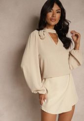 Beżowa Bluzka z Ozdobnym Kwiatem Tolna. Brązowe bluzki damskie Renee, bez wzorów, bez kołnierzyka, bez ramiączek. Za 64.99 zł.