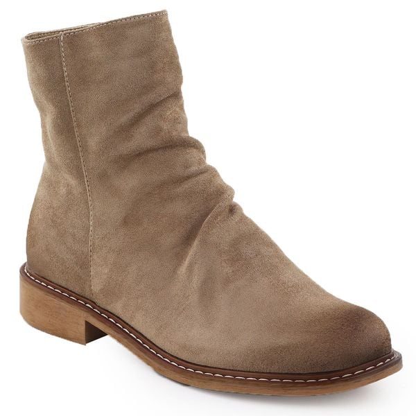 Botki zamszowe damskie marszczone brązowe Potocki Z25-SZ12716. Brązowe botki damskie POTOCKI, ze skóry ekologicznej, eleganckie, bez obcasa, bez zapięcia. Za 189.99 zł.