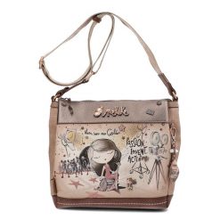 Beżowa Modna Torebka Damska Anekke Z Laleczką. Brązowe listonoszki damskie Anekke, bez wzorów, eleganckie, bez dodatków. Za 369.00 zł.