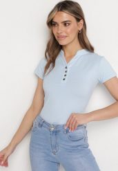 Jasnoniebieski T-shirt Koszulka z Bawełny z Metalicznymi Guzikami Cariena. Niebieskie bluzki damskie Born2be, s, bez wzorów, z bawełny, bez kołnierzyka. Za 39.99 zł.