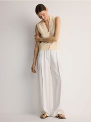 Skórzane klapki z klamrami - złoty. Żółte klapki damskie Reserved, bez wzorów, ze skóry, bez obcasa. W wyprzedaży za 49.99 zł.