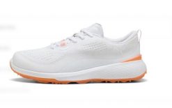 Buty golfowe Puma Gruve Sport damskie, białe i pomarańczowe. Białe obuwie sportowe damskie Puma, bez wzorów, na golfa. Za 404.45 zł.
