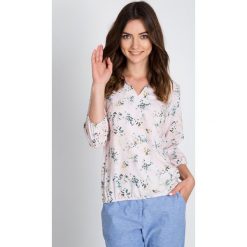 Bluzka bombka w delikatny print QUIOSQUE. Bluzki damskie marki QUIOSQUE. W wyprzedaży za 89.99 zł.