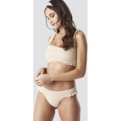 Camille Botten x NA-KD Smocked Frilled Bikini Bottom - Beige. Bikini damskie marki Camille Botten x NA-KD. Za 100.95 zł.