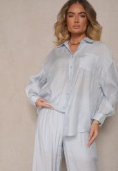Jasnoniebieska Koszula Oversize w Klasycznym Stylu z Kieszonką Liozira. Niebieskie bluzki damskie Renee, l, bez wzorów, biznesowe, bez kołnierzyka, bez ramiączek. Za 84.99 zł.