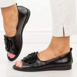 Czarne skórzane płaskie sandały damskie Potocki 19452. Czarne sandały damskie POTOCKI, z aplikacjami, z jeansu, bez obcasa, na płaskiej podeszwie, bez zapięcia. W wyprzedaży za 201.52 zł.