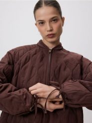 Kurtka z ozdobnymi wiązaniami - ciemnobrązowy. Brązowe kurtki damskie Reserved, l, bez wzorów, z lyocellu, bez kaptura. Za 229.99 zł.