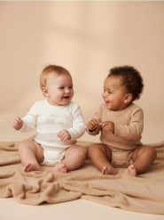 Body 2 pack - kremowy. Białe body niemowlęce Sinsay, bez wzorów, bez ramiączek. Za 25.99 zł.