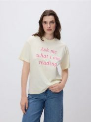 T-shirt oversize z nadrukiem - jasnożółty. Żółte t-shirty damskie Reserved, l, bez wzorów, z bawełny, bez kołnierzyka. W wyprzedaży za 35.99 zł.