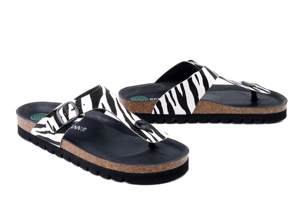DR. BRINKMANN 700908-00 zebra, klapki japonki damskie. Białe klapki damskie Dr. Brinkmann, bez wzorów, bez obcasa. Za 215.92 zł.