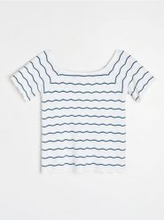 Swetrowa bluzka z krótkim rękawem i wiskozą - wielobarwny. Bluzki damskie Sinsay, l, bez wzorów, z wiskozy, bez kołnierzyka, bez ramiączek. Za 35.99 zł.