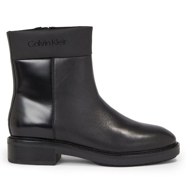Botki Calvin Klein. Czarne botki damskie Calvin Klein, bez obcasa, na płaskiej podeszwie, bez zapięcia. Za 929.99 zł.