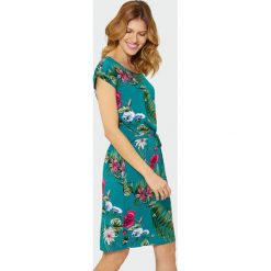 Luźna sukienka w kwiaty. Szare sukienki damskie Greenpoint, bez wzorów, z wiskozy, bez kołnierzyka, bez ramiączek. Za 89.99 zł.