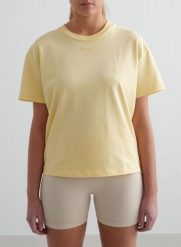 Damski T-shirt pudełkowy, z bawełny organicznej, haftowane logo Boxy żółty. Żółte t-shirty damskie Aim'n, xs, bez wzorów, z bawełny, klasyczne, bez kołnierzyka. Za 111.00 zł.