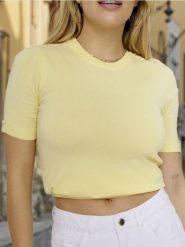 Sweter z krótkim rękawem - żółty. Żółte swetry damskie Sinsay, l, bez wzorów, bez kołnierzyka, bez ramiączek, krótkie, bez kaptura. Za 29.99 zł.