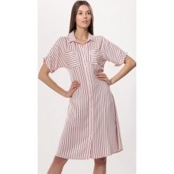 Jasnoróżowa Sukienka Under Kind. Sukienki damskie Born2be, na co dzień, l, bez wzorów, eleganckie, bez kołnierzyka, bez ramiączek, koszulowe. Za 89.99 zł.