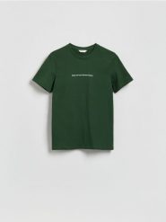 T-shirt regular ze świątecznym napisem - ciemnozielony. Zielone t-shirty męskie Reserved, l, bez wzorów, z bawełny, wizytowe, bez kołnierzyka. Za 49.99 zł.