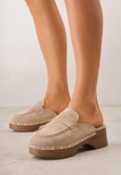 Beżowe Klapki Drewniaki w Stylu Mokasynów z Nitami Hanaria. Brązowe klapki damskie Born2be, z aplikacjami, z jeansu, eleganckie, bez obcasa, na obcasie. Za 89.99 zł.