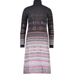Sukienka w kolorze zarym ze wzorem. Szare sukienki damskie marki Benetton, ze splotem, z golfem. W wyprzedaży za 119.95 zł.
