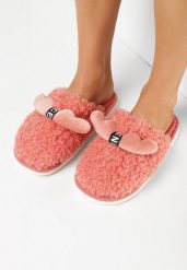 Ciemnoróżowe Kapcie z Futerkiem i Naszywką Dritjona. Czerwone kapcie damskie Born2be, z aplikacjami, z gumy, z okrągłym noskiem. Za 34.99 zł.
