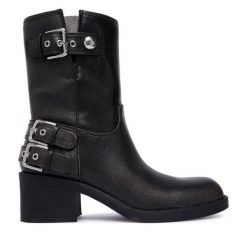 Botki Guess. Czarne botki damskie Guess, bez obcasa, na słupku, bez zapięcia. Za 764.99 zł.