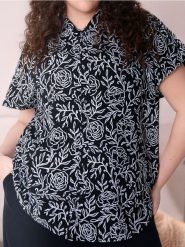 Wiskozowa bluzka w kwiaty PLUS SIZE - czarny. Czarne bluzki damskie Sinsay, l, bez wzorów, z wiskozy, bez kołnierzyka, plus size, bez ramiączek. W wyprzedaży za 22.99 zł.