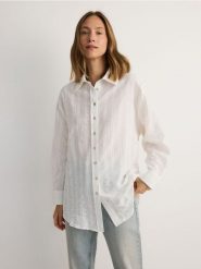 Oversizowa koszula w pasy - złamana biel. Koszule damskie Reserved, l, bez wzorów, z bawełny, bez kołnierzyka, bez ramiączek. W wyprzedaży za 59.99 zł.