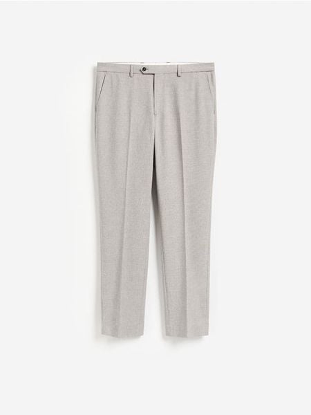 Spodnie garniturowe slim fit - brązowy. Brązowe eleganckie spodnie męskie Reserved, l, bez wzorów, z tkaniny. W wyprzedaży za 109.99 zł.