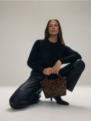 Skórzana torebka ze zwierzęcym wzorem - wielobarwny. Torebki do ręki damskie Reserved, bez wzorów, ze skóry, bez dodatków. W wyprzedaży za 199.99 zł.