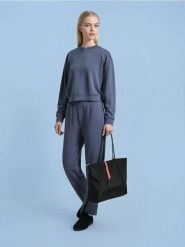 Torba shopper z ozdobnym frędzlem - czarny. Czarne torebki shopper damskie Sinsay, bez wzorów, bez dodatków. Za 49.99 zł.