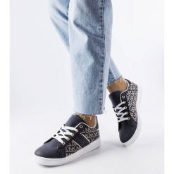 Inna Granatowe sneakersy zdobione monogramem Bolduc niebieskie. Niebieskie trampki i tenisówki damskie z aplikacjami, klasyczne, bez zapięcia. Za 96.55 zł.