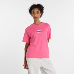 Koszulka damska New Balance WT51541DAB – różowa. Czerwone t-shirty damskie New Balance, s, bez wzorów, z bawełny, eleganckie, bez kołnierzyka. Za 119.99 zł.