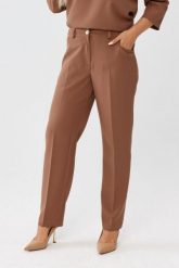 Eleganckie klasyczne karmelowe spodnie Eleonora PLUS SIZE XXL OVERSIZE JESIEŃ. Spodnie materiałowe damskie Moda Size Plus Iwanek, plus size, bez wzorów, z elastanu. Za 219.90 zł.