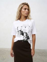 Bawełniana koszulka z motywem kwiatowym - kremowy. Białe t-shirty damskie Sinsay, l, bez wzorów, z bawełny, bez kołnierzyka. Za 17.99 zł.