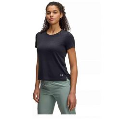 Koszulka Damska Sportowa Under Armour Launch Camo Shortsleeve. Czarne koszulki sportowe damskie Under Armour, xs, bez wzorów, bez kołnierzyka, bez ramiączek, na fitness i siłownię. W wyprzedaży za 61.16 zł.