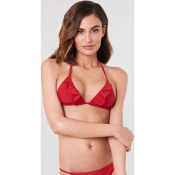 NA-KD Swimwear Góra bikini z dekoltem V z falbanką - Red. Czerwone bikini damskie NA-KD Swimwear. Za 80.95 zł.